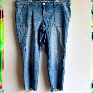 TORRID size 18 Boyfriend Crop light denim jeans